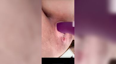 Bionda social si masturba col vibratore e squirta