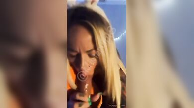 Lucy tettona si masturba