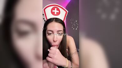 Luna spompina grosso dildo