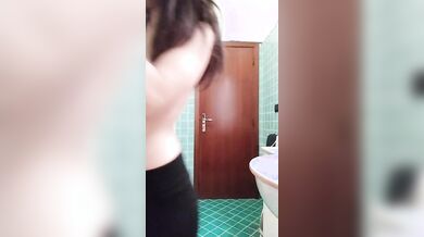 Morettina italiana con enormi tette naturali