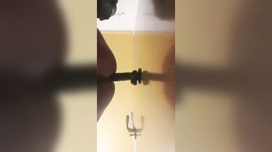 Da sola spingendomelo dentro