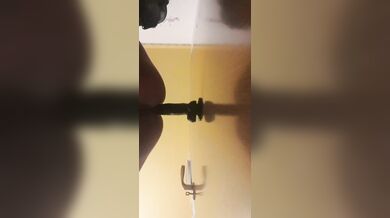 Da sola spingendomelo dentro