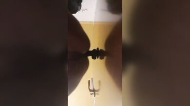 Da sola spingendomelo dentro