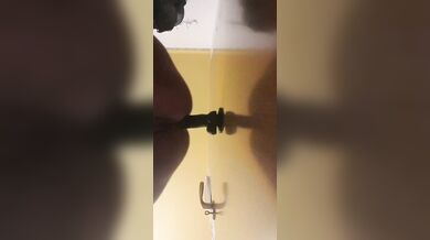 Da sola spingendomelo dentro