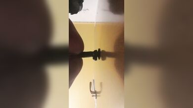 Da sola spingendomelo dentro