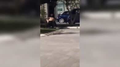 Pompino sulla panchina al parco