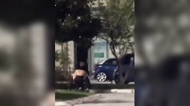 Pompino sulla panchina al parco