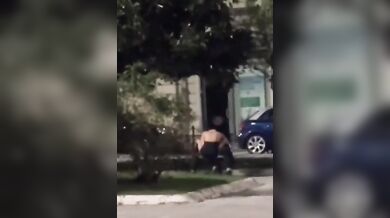 Pompino sulla panchina al parco