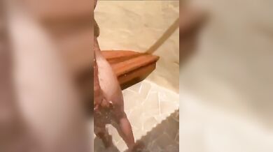 Una bella scopata in doccia moglie tettona