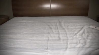 Matura italiana si masturba con grosso dildo