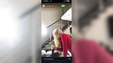 Biondina italiana sega cazzo nero nelle storie IG