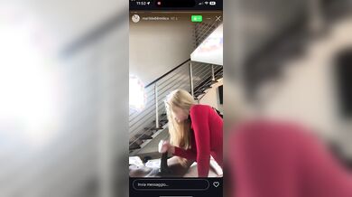 Biondina italiana sega cazzo nero nelle storie IG