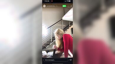 Biondina italiana sega cazzo nero nelle storie IG