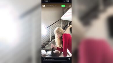 Biondina italiana sega cazzo nero nelle storie IG