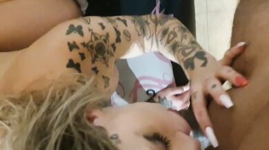 Ragazza bionda succhia cazzo nero dell'amico