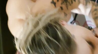 Ragazza bionda succhia cazzo nero dell'amico