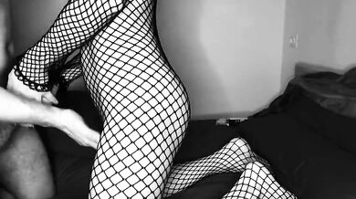 FIlma moglie al club privè con un singolo