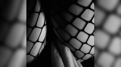 FIlma moglie al club privè con un singolo