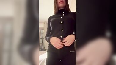 Teen italiana tettona si spoglia