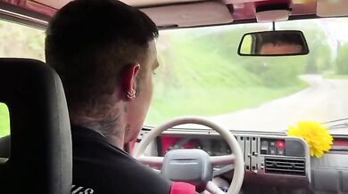 Moglie italiana fa l'autostop col marito e si fa dare un passaggio da palestrato