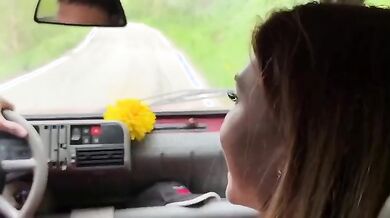 Moglie italiana fa l'autostop col marito e si fa dare un passaggio da palestrato