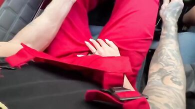 Moglie italiana fa l'autostop col marito e si fa dare un passaggio da palestrato