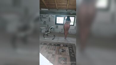 Volevo girare un video per i miei fans ma c'è un guardone