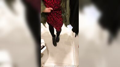 Milf fic italiana fa la troia nel camerino