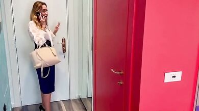 Milf bionda cornifica marito in hotel con massaggiatore