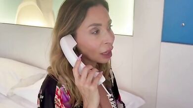 Milf bionda cornifica marito in hotel con massaggiatore