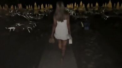 Scopata di notte sulla spiaggia pubblica