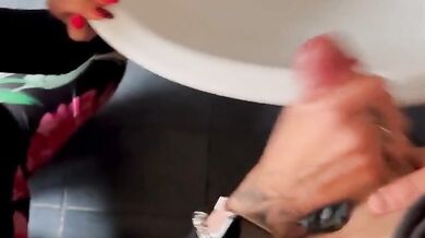 Sega moglie italiana nel bagno del locale