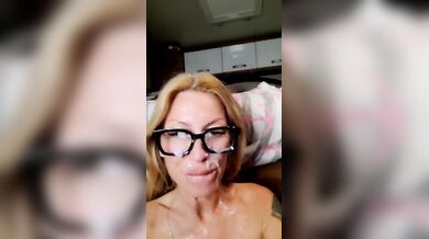 Non vedo niente mi hai sborrato gli occhiali