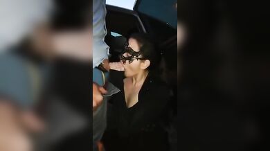 Ditalino con pluMoglie cuckold italiana lo succhia in un parcheggio a bull