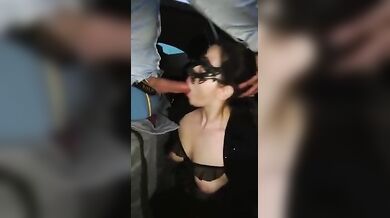 Ditalino con pluMoglie cuckold italiana lo succhia in un parcheggio a bull