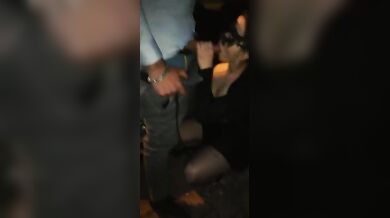 Ditalino con pluMoglie cuckold italiana lo succhia in un parcheggio a bull