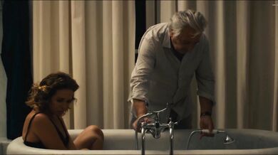 Valeria Golino - Les estivants (2018) scena hot