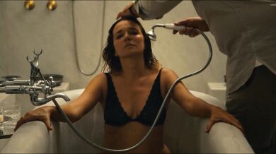 Valeria Golino - Les estivants (2018) scena hot