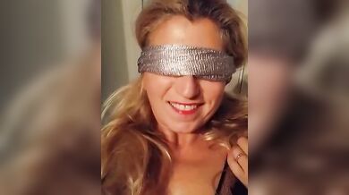 Troia scopati la fica con la bottiglia