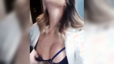 Lo faccio entrare e mi faccio scopare che dite?