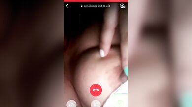 Ragazza tettona conosciuta su tinder si masturba per me