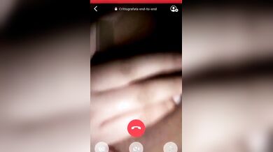 Ragazza tettona conosciuta su tinder si masturba per me