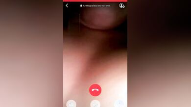 Ragazza tettona conosciuta su tinder si masturba per me