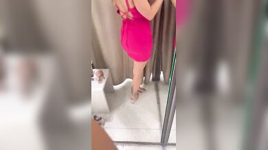 Milf italiana ditalino in camerino del negozio