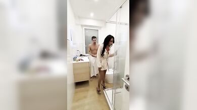 Mamma profumosa scopata dall'amico di sua figlia