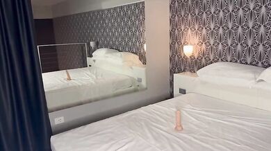 Milf italiana con grosse tette siliconate gode sul letto