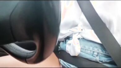 Moglie esibizionista in macchina in cerca di cazzi