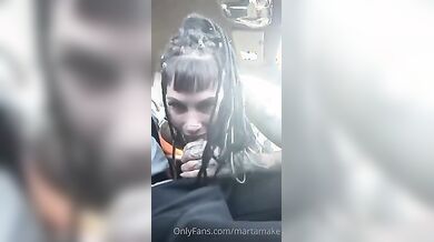 Pompino mentre guida ragazza italiana tatuata