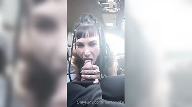 Pompino mentre guida ragazza italiana tatuata