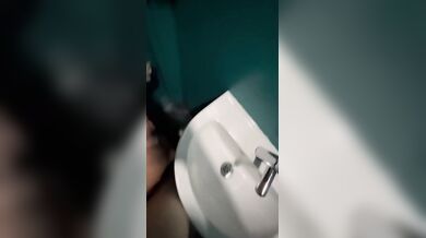 Milf scopata in un bagno pubblico